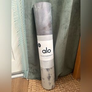 ALO Yoga Tie Dye Warrior Mat